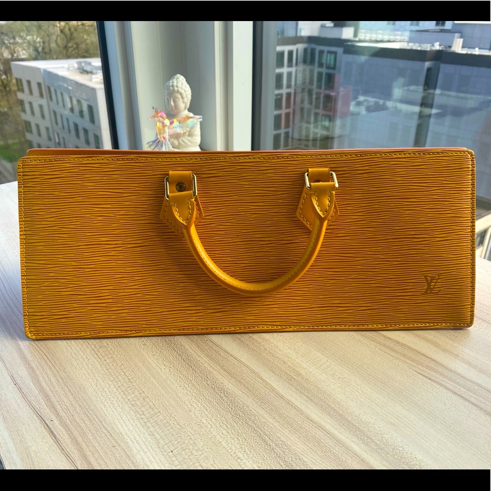 Authentic Louis Vuitton Epi Sac Triangle Tassil Purse